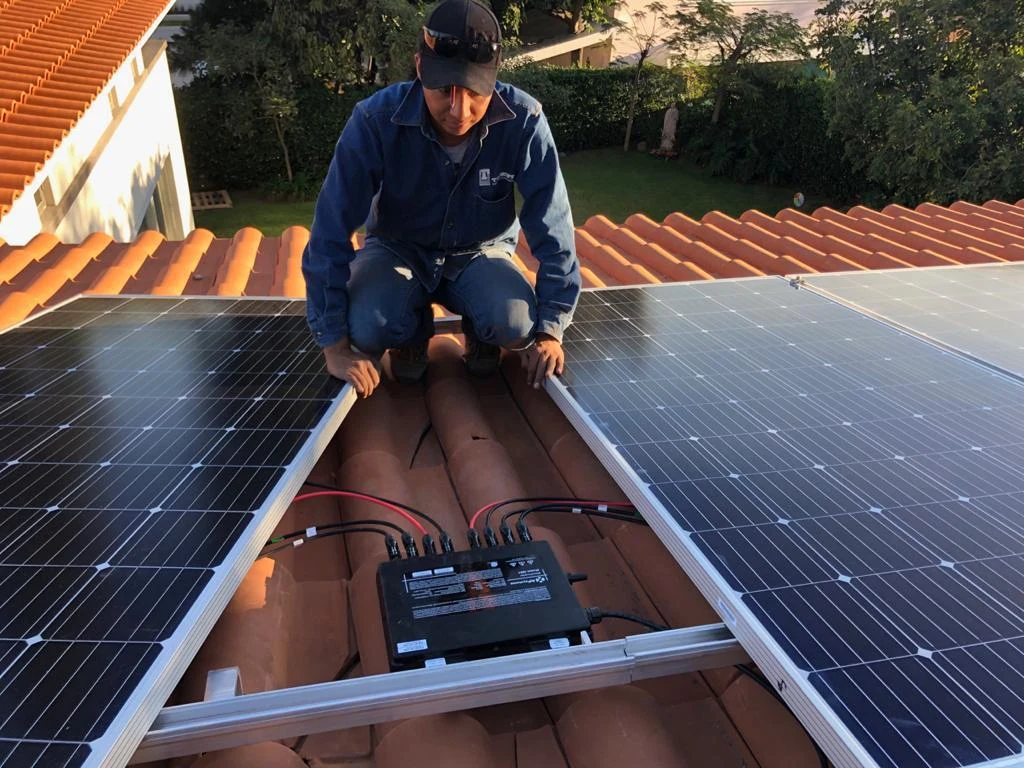 Instalación de paneles solares en un techo de teja