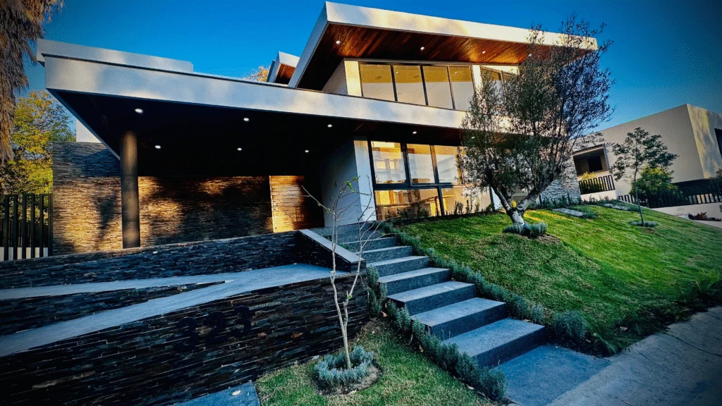 Casa moderna con iluminación exterior