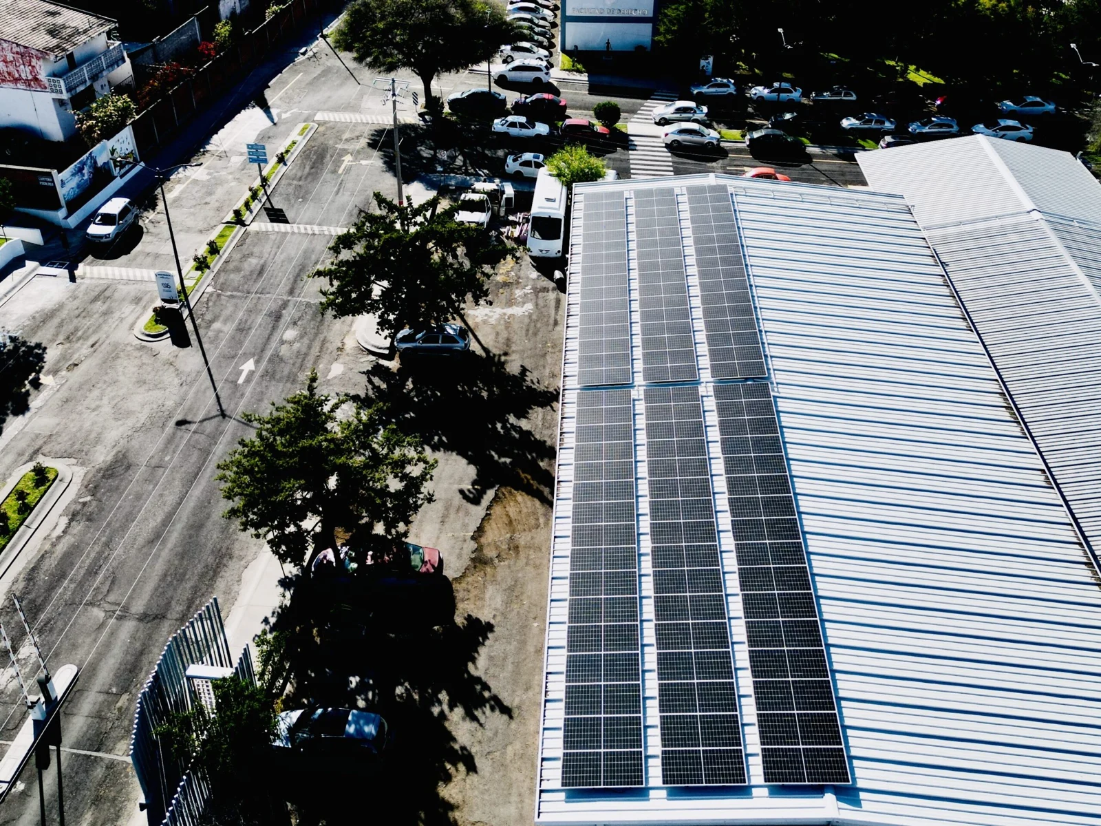 Vista aérea de una instalación de paneles solares